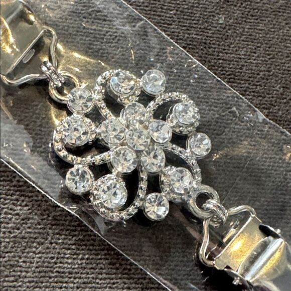 Women’s Silver Sweater Clips 6 Piece Set in Clear Storage Container NEW - Picture 8 of 14